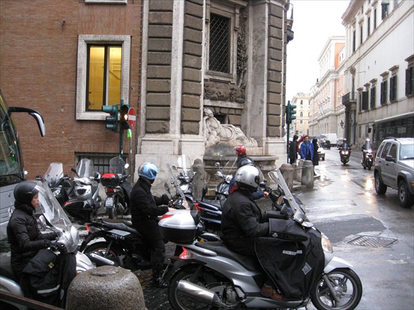 Улица четрыех фонтанов и популярный способ передвижения в Риме.